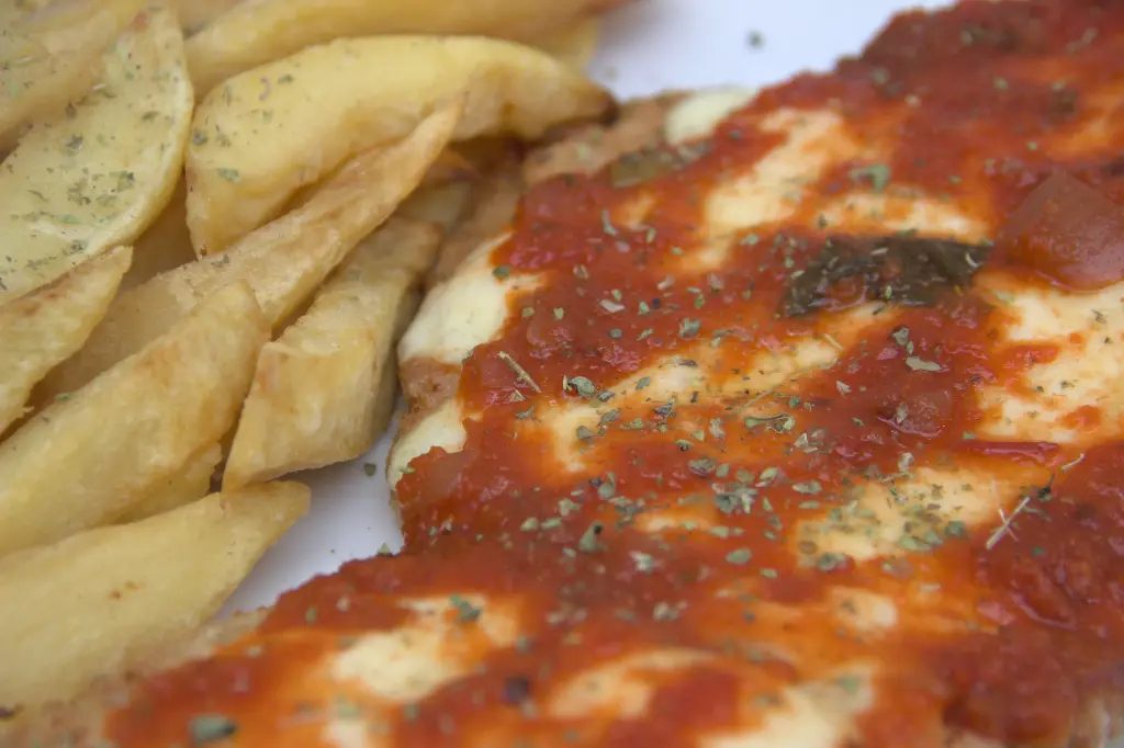 Milanesa de pollo a la napolitana  con guarnición